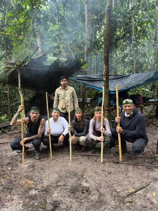Viajeros compartiendo en la selva