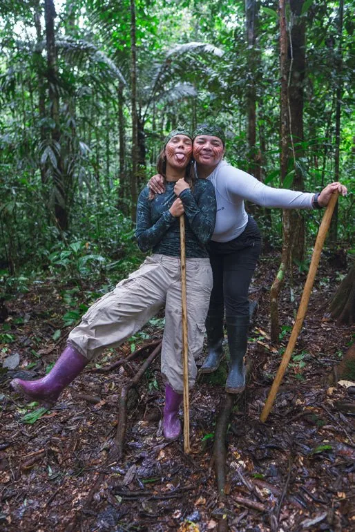 Viajera recorriendo un sendero de selva