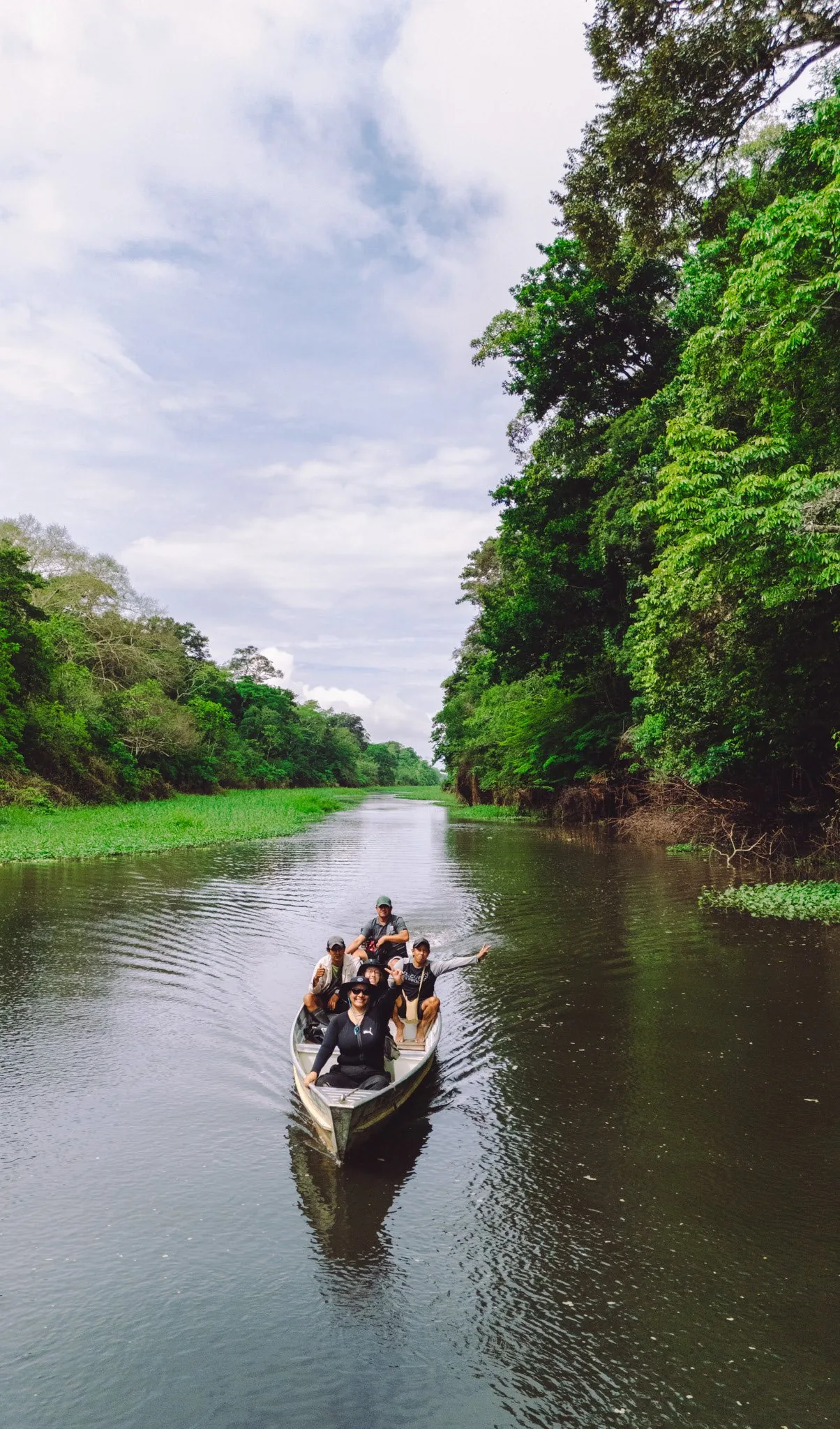 Viajeros navegando por un río del Amazonas