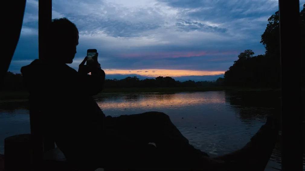 Atardecer sobre un río amazónico