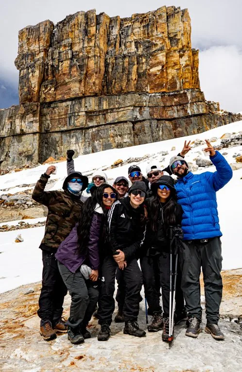 Viajeros de Origen Viajero reunidos en la montaña