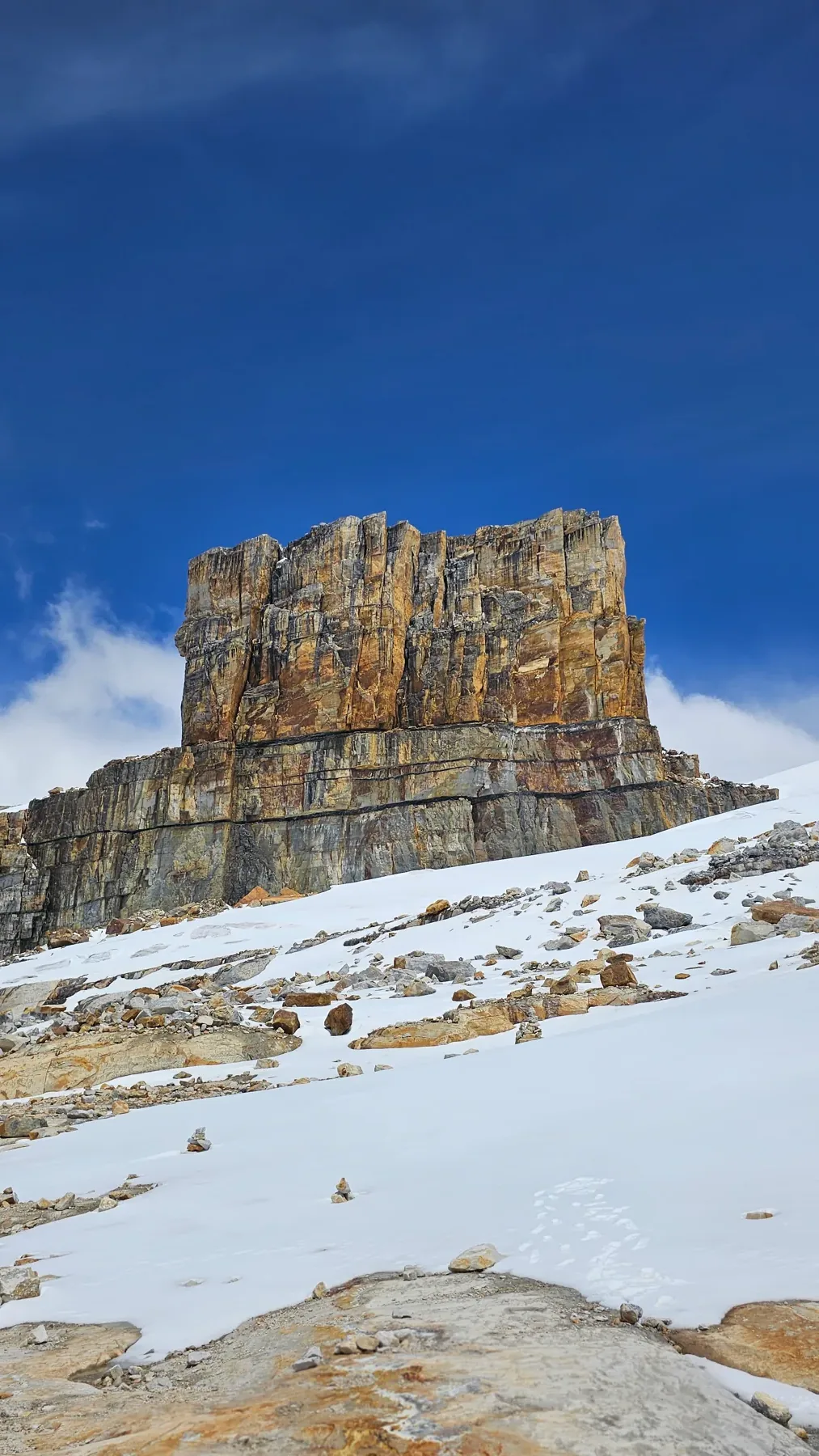Formación rocosa y nieve en la Sierra Nevada del Cocuy