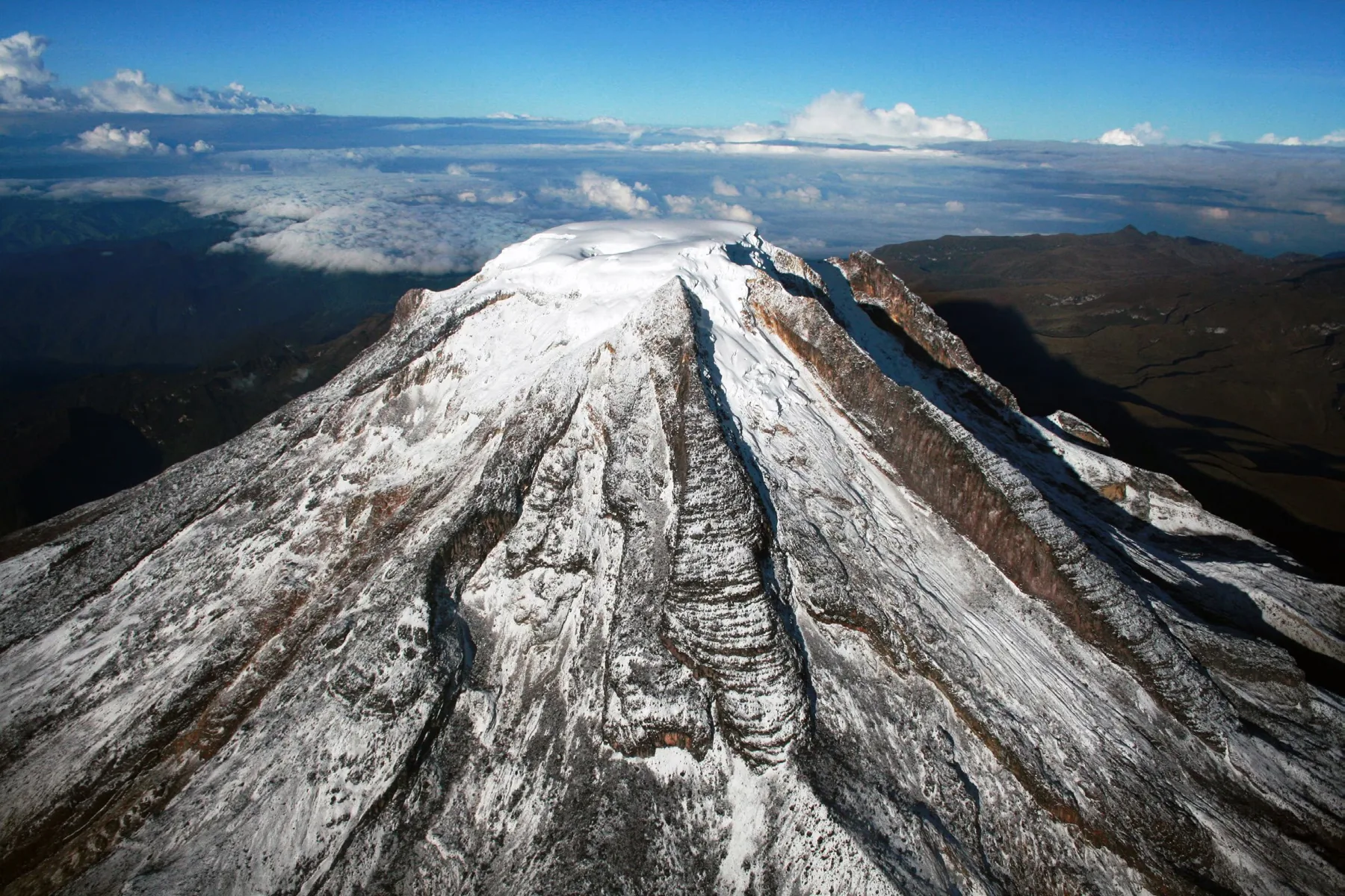Cima nevada del Volcán Nevado del Tolima
